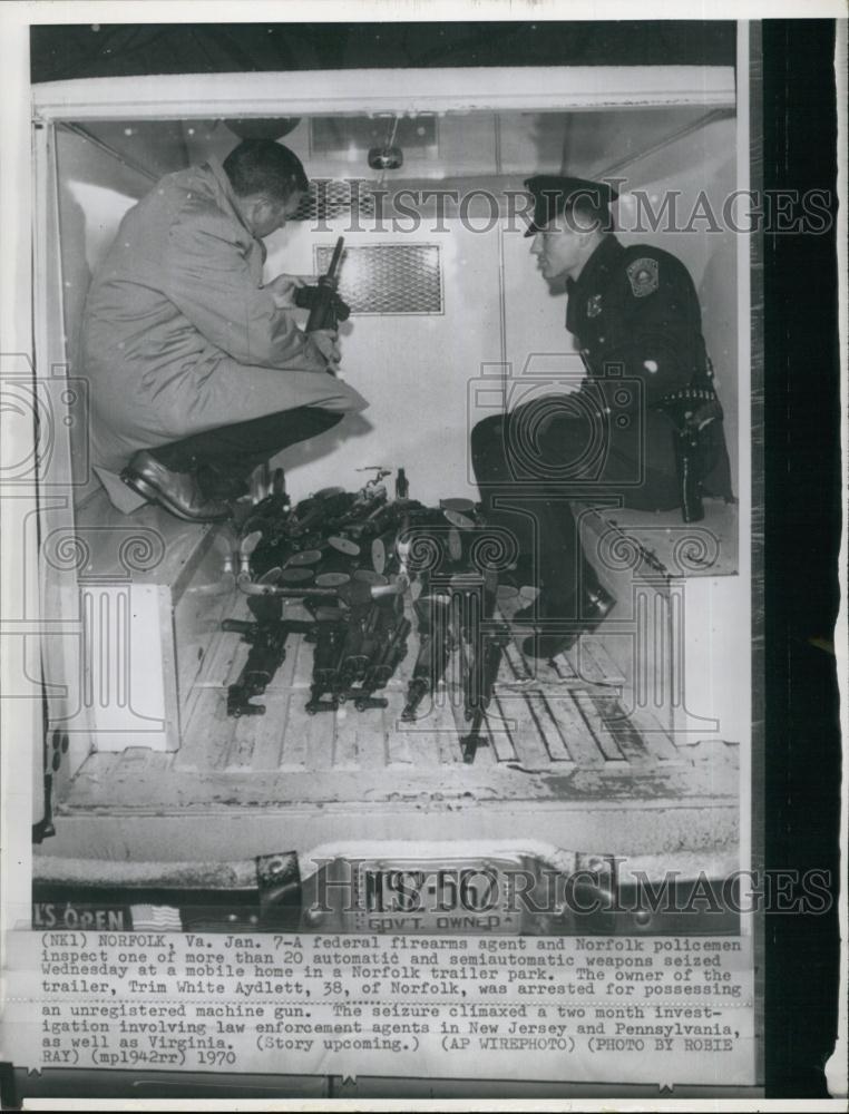 1970 Press Photo Federal Firearms Agent & Norfolk Policeman Inspect Weapons - Historic Images