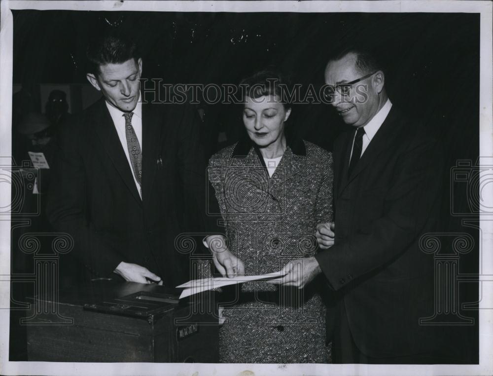 1962 Press Photo Mass Rep Francis Perry & wife & Lt Gov Perry - RSL88527 - Historic Images