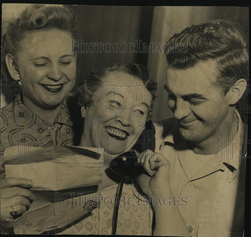 1958 Press Photo Mrs Theresa Watson, son Fred &amp; his wife win 28 K in horserace - Historic Images