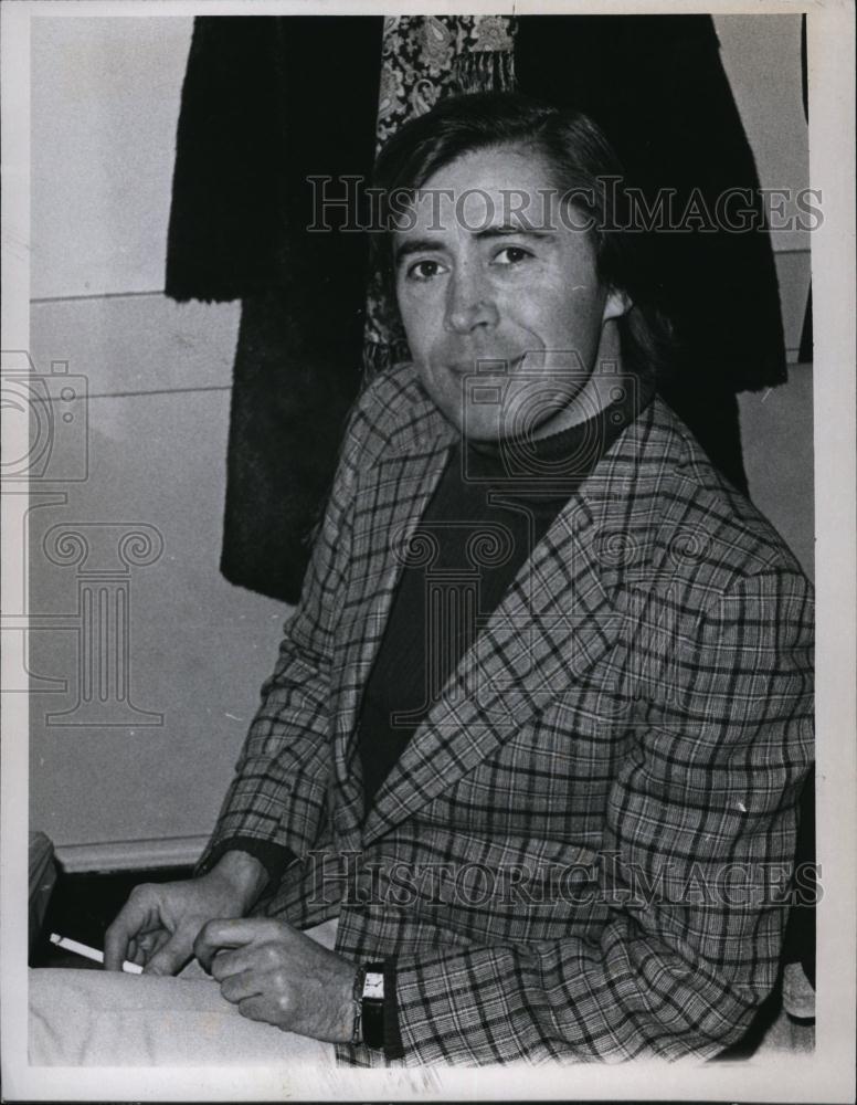 1971 Press Photo Brian Beford smoking a cigarette actor - RSL84125 - Historic Images