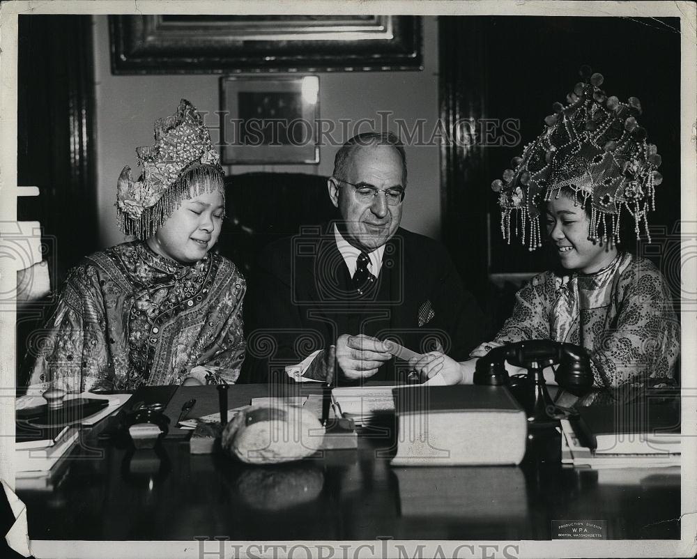 1939 Press Photo Dr Daniel Marsh With Helen &amp; Hilde Yee - RSL90327 - Historic Images