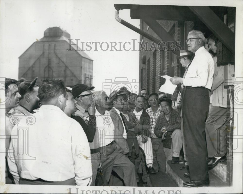 1957 Press Photo Frank Davis and workers at Charlestown ship yard - RSL04573 - Historic Images