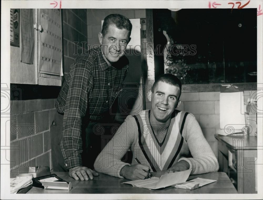 1962 Press Photo Eddie Stumpff sings football Scholarship Western Kentucky - Historic Images