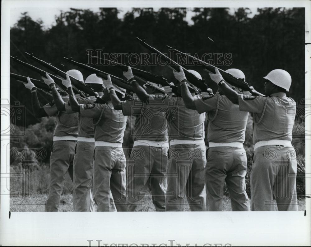 1986 Press Photo Honor Guard Gun Salute Veteran&#39;s Day Chester McKay VFW - Historic Images