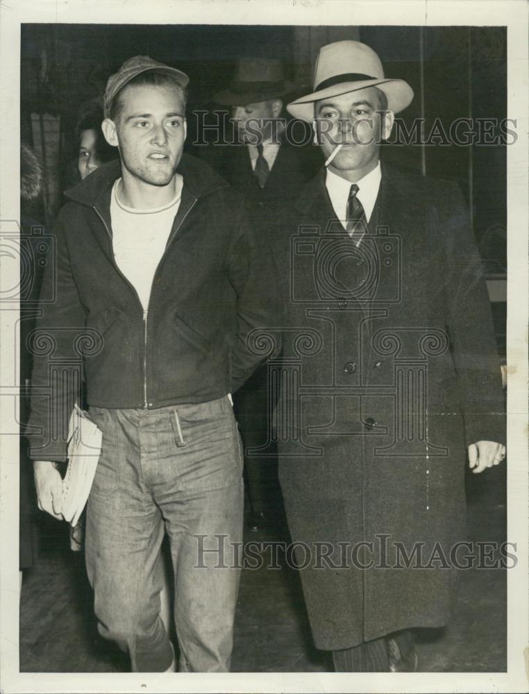 1941 Press Photo Herbert Cox Jr charged for slaying GGBrowing with Sheriff - Historic Images