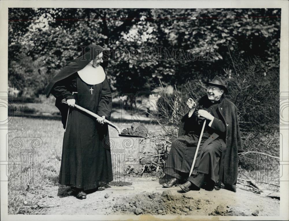 1945 Press Photo Revernd John Linden &amp; Sister mary Leocadia - RSL00269 - Historic Images