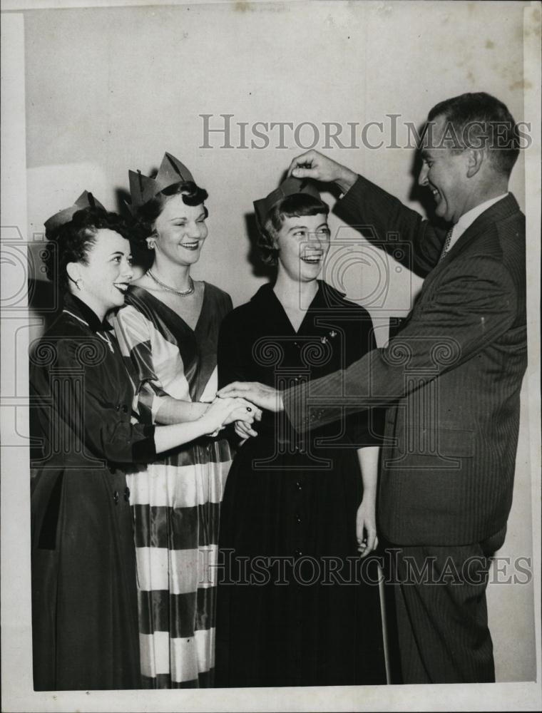 1952 Press Photo Veronica Fay Inventory Clerk Peter Marjorie Squire, Tony - Historic Images