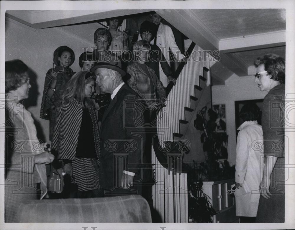 1967 Press Photo State Police Lt Jack Dempsey guides Cardinals' Wives - Historic Images