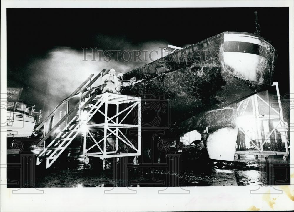 1986 Press Photo Sailboat Fire, Irwin Yacht, Marine Corp, St Petersburg - Historic Images