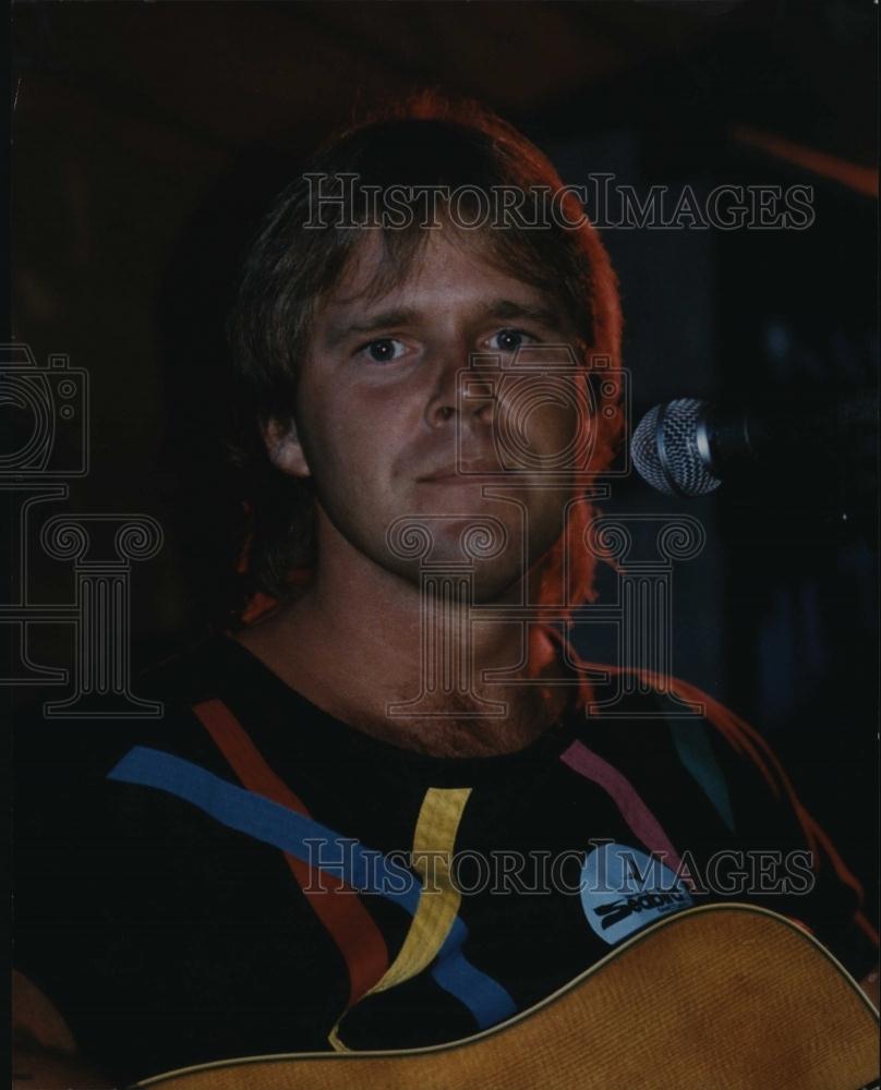 1989 Press Photo Popular Musician Kevin Toon Playing Acoustic At Panama Bay Cafe - Historic Images