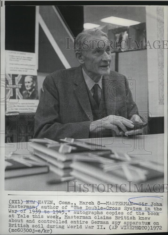 1972 Press Photo Author Sir John MAsterman Signs Copies Of His New Book - Historic Images