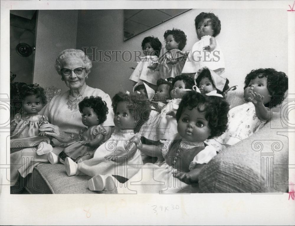 1975 Press Photo Mrs Ruth Thistle Knits clothes for dolls for Christmas Toys - Historic Images