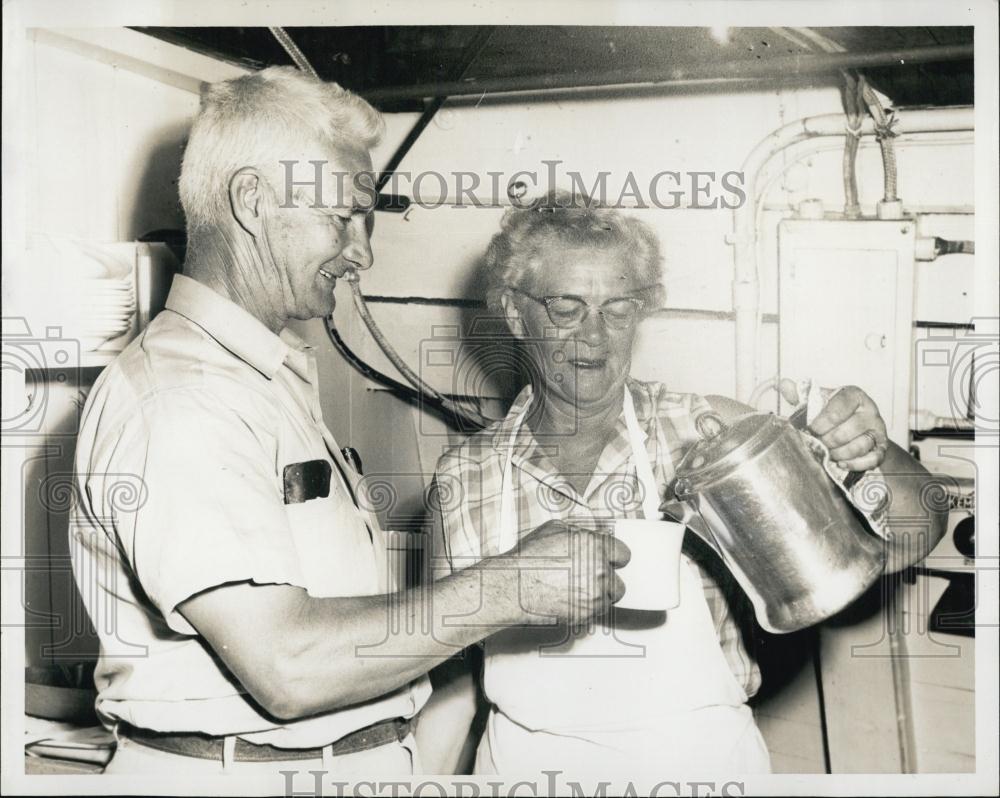 1958 Press Photo Ship &quot;Mayflower II &quot; Capt &amp; Mrs Frank Davis - RSL04569 - Historic Images