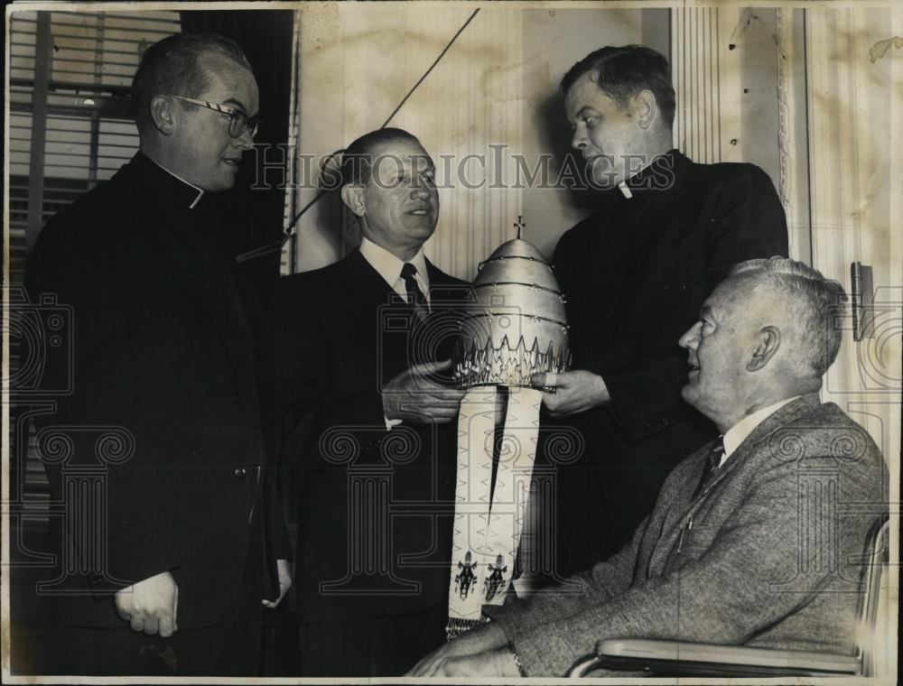 1966 Press Photo Pope&#39;s Hat Display Father Vincent Daily Governor John Volpe - Historic Images