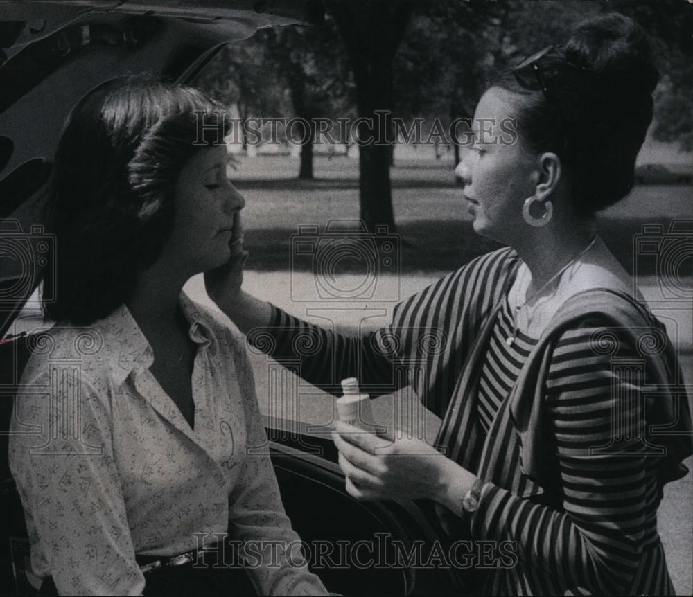 Press Photo model Lynda Pariseau getting made up for Max Factor photo shoot - Historic Images