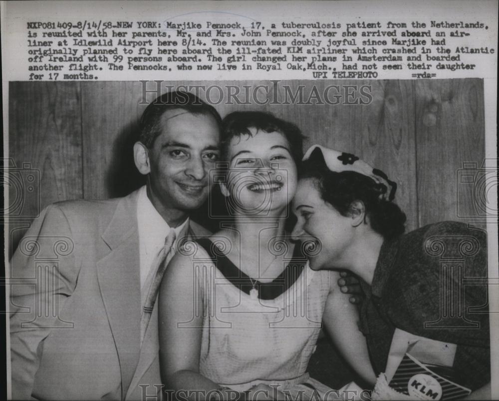 1958 Press Photo Markike Pennock Tuberculosis Patient reunited with parents - Historic Images