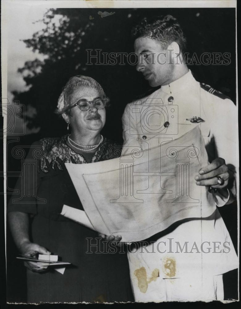 1955 Press Photo Navy Grad Eugene Landy &amp; Mother - RSL45623 - Historic Images