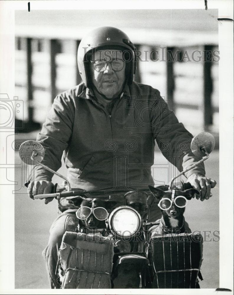 1981 Press Photo Hardy Faircloth &amp; Doggy Passengers - RSL63845 - Historic Images