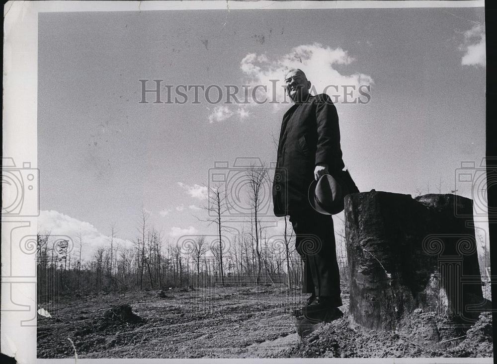 1971 Press Photo RepWilbur Mills, of Arkansan survey donated land for citizen - Historic Images