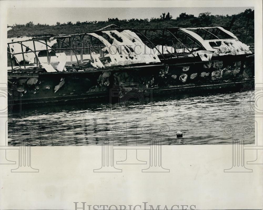 1976 Press Photo Houseboat Fire, Fred Fulford, Tampa Bay Florida - RSL69045 - Historic Images