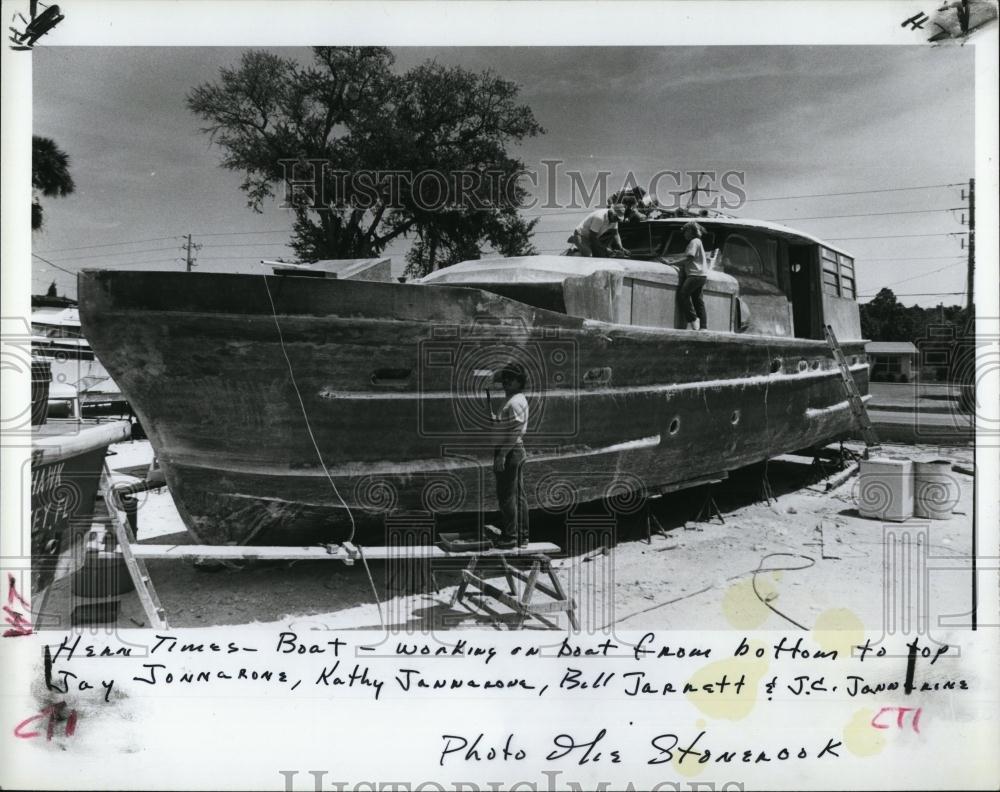 1987 Press Photo Bill Jarrett &amp; JC Jannarone at work on fiberglass boat - Historic Images