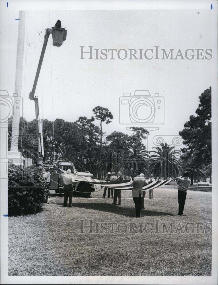 1979 Press Photo VA members hold the flag for photo from a &quot;cherry picker&quot; - Historic Images