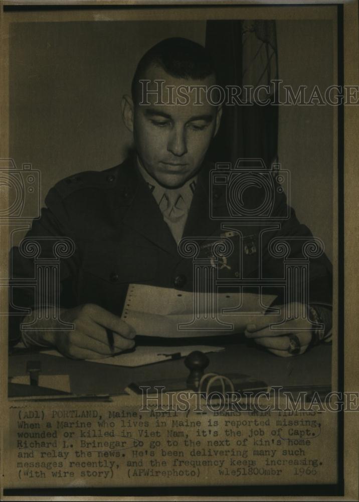 1966 Press Photo Captain Rickard L Brinegar delivers news - RSL80165 - Historic Images