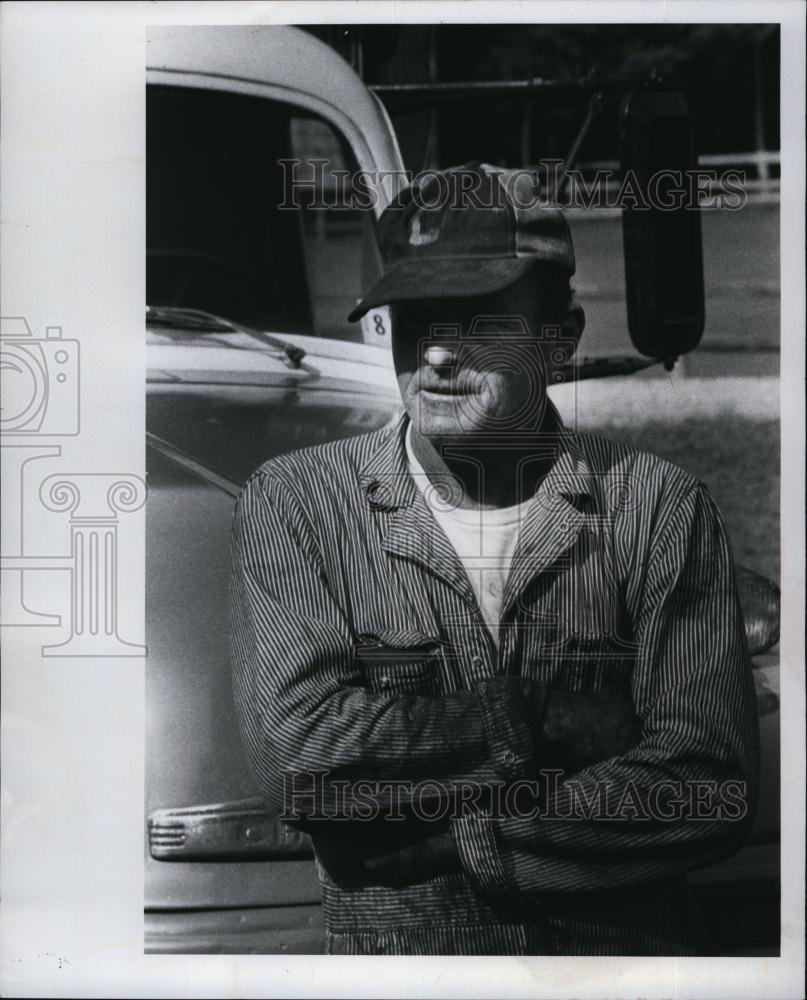 1976 Press Photo Herman Triplett Mechanic Sisters motor home - RSL95131 - Historic Images