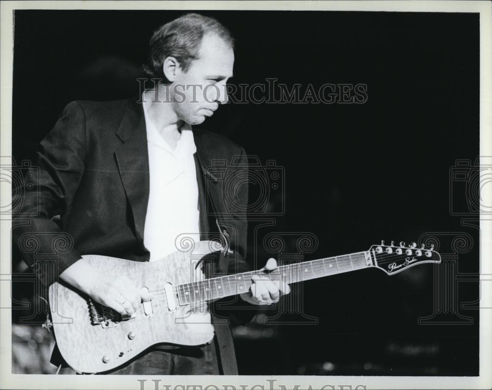 1988 Press Photo Mark Knopfler Performs With Dire Straits - RSL86155 - Historic Images