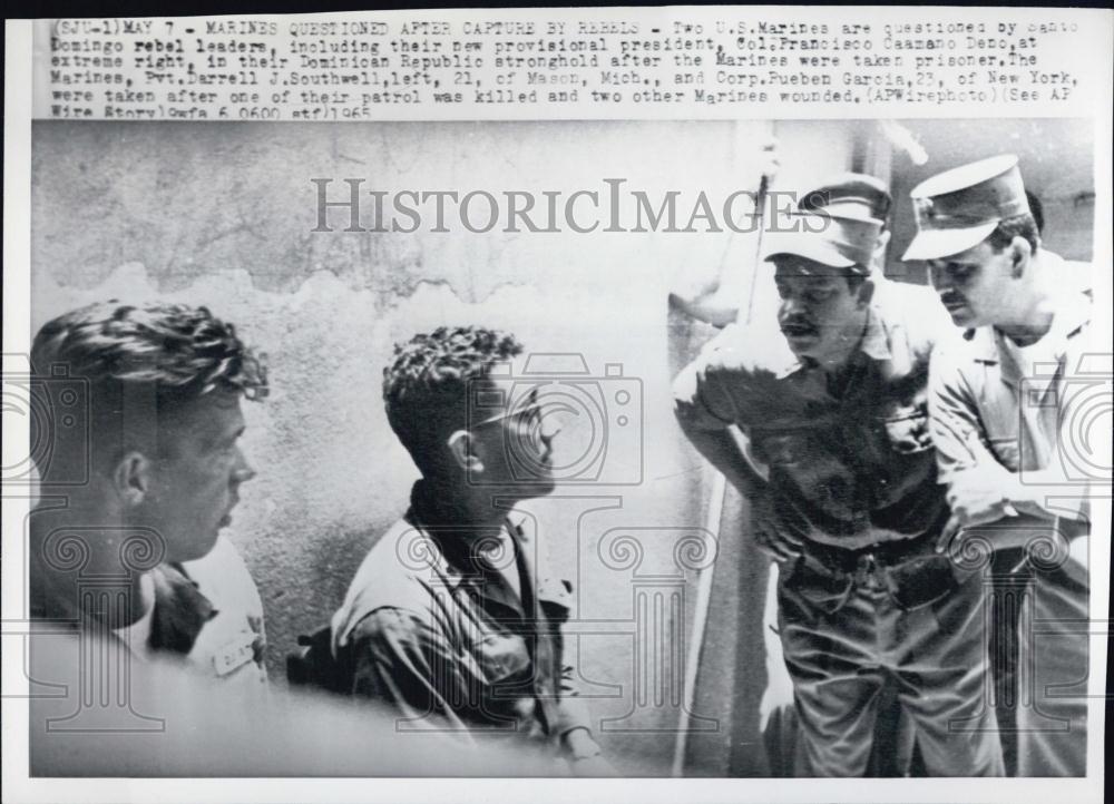 1965 Press Photo Pvt Darrell Southwell &amp; Corp Rueben Garcia in Santo Domingo - Historic Images