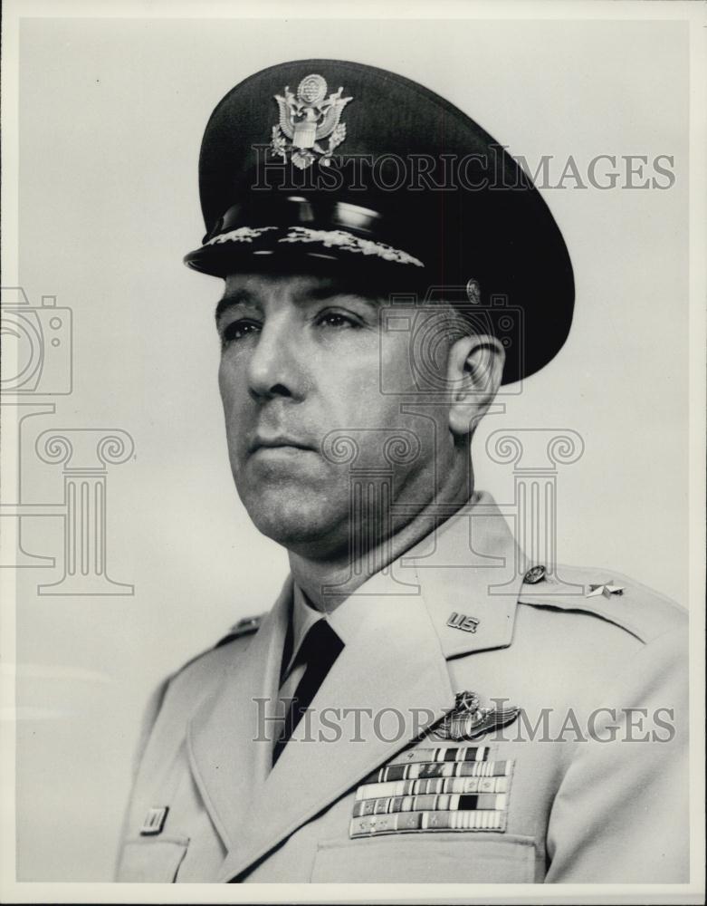 1953 Press Photo General Warburton Holding Bronze Star Medal Rated Command Pilot - Historic Images