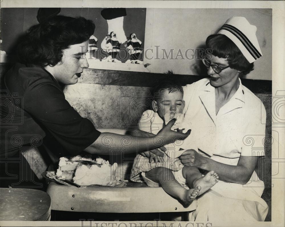 1959 Press Photo Diane Daniel With One Year Old Son At Chelsea Naval Hospital - Historic Images