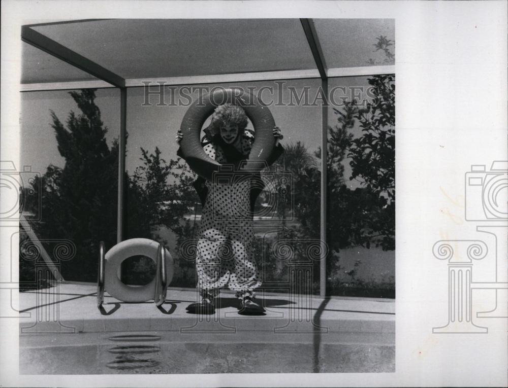 1975 Press Photo Ken Banfield as Curly The Clown at the pool - RSL96241 - Historic Images