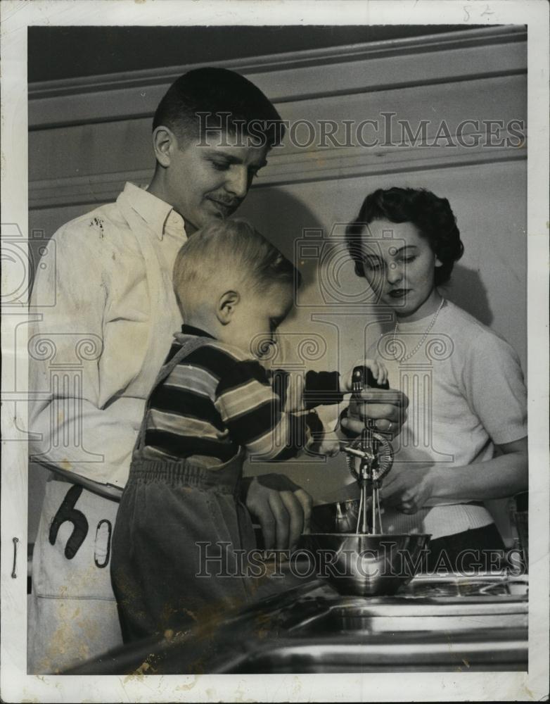 1952 Press Photo Oak Ridge Physicist Curtis C Webster with Wife and Son - Historic Images