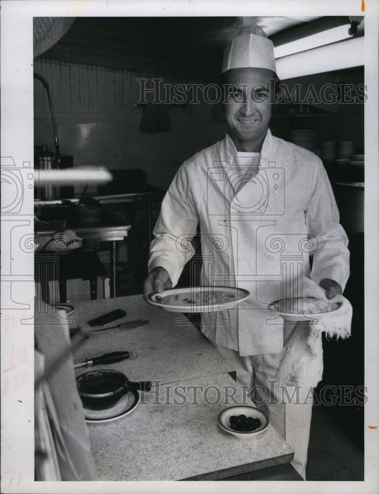 1972 Press Photo Chef Jean Jacques LaFosse-Marin in La Cave&#39;s Kitchen - Historic Images