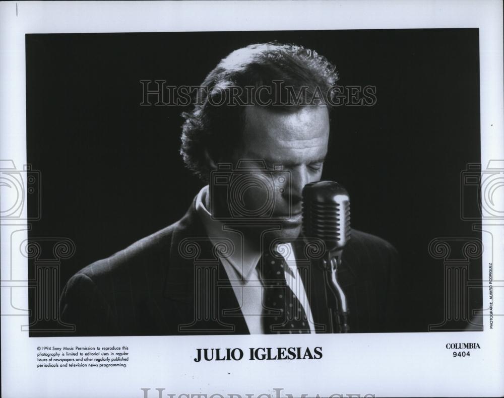 1994 Press Photo Singer Performer Julio Iglasias - RSL86765 - Historic Images