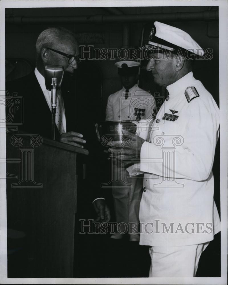 1963 Press Photo RADM Forsyth Massey Lawrence Cook Red Rooster Award - RSL79113 - Historic Images