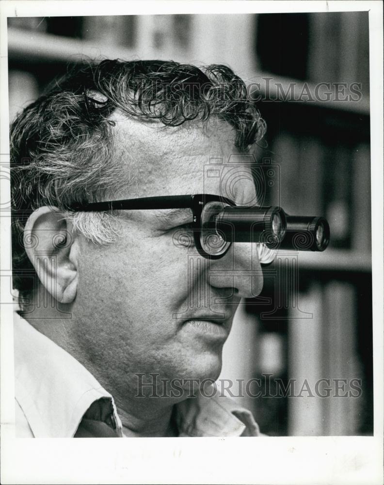 1980 Press Photo William Joseph with Camera Lens Glasses That Enable him To See - Historic Images