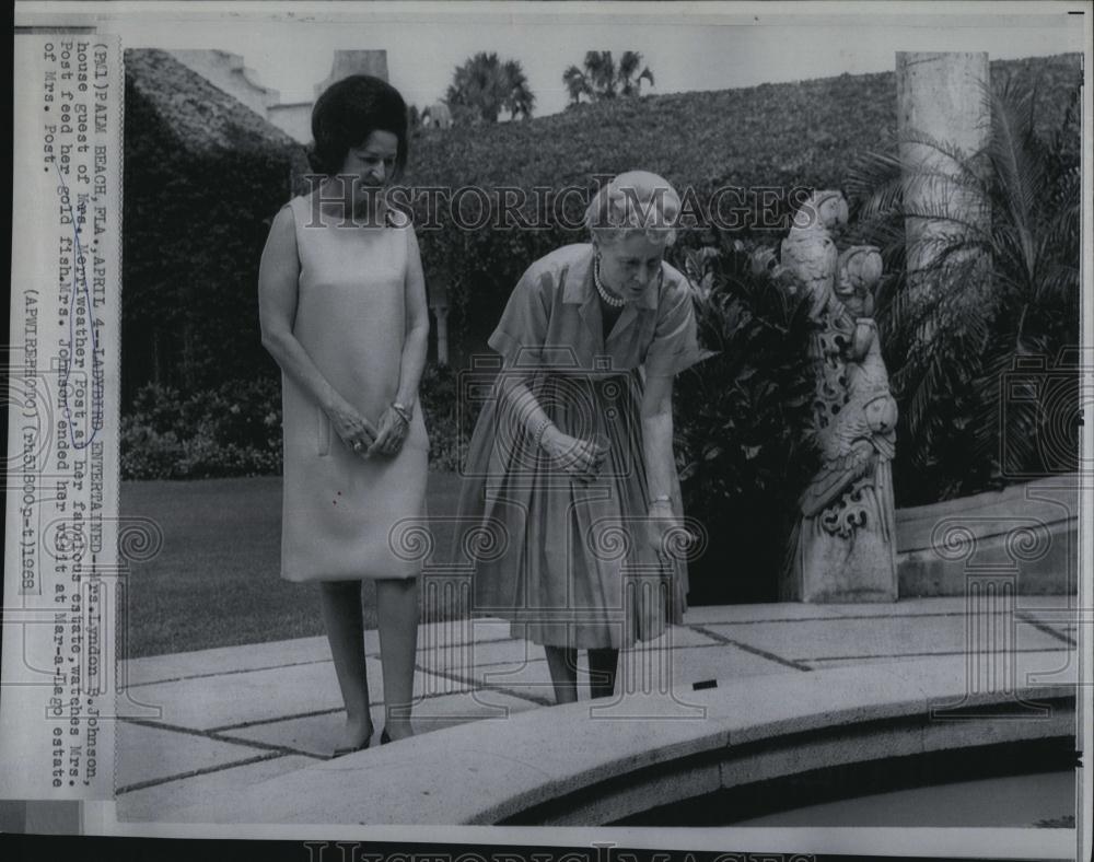 1968 Press Photo Ladybird Johnson and house guest Mrs Merriweather Post - Historic Images