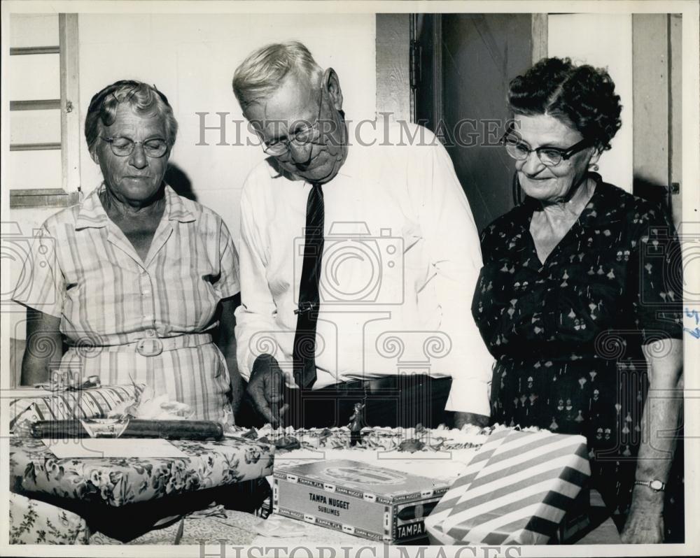 1964 Press Photo R B Davis Sr on his 90th birthday - RSL69601 - Historic Images