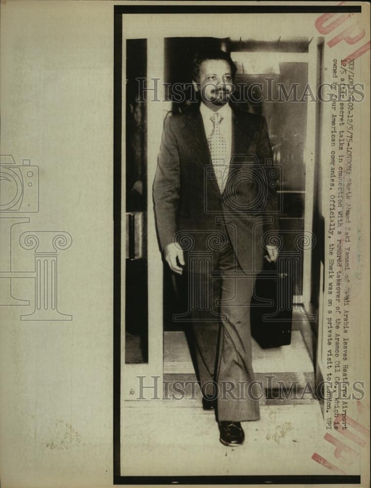 1975 Press Photo Saudi Arabian Sheik Ahmed Zaki Yamani Leaving Heathrow Airport - Historic Images