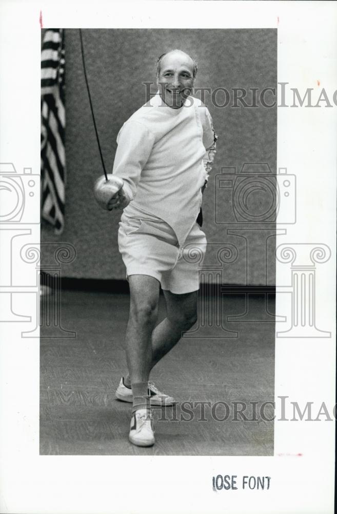 1984 Press Photo Oldsmar City Council member Jim Campoli fencing stance - Historic Images