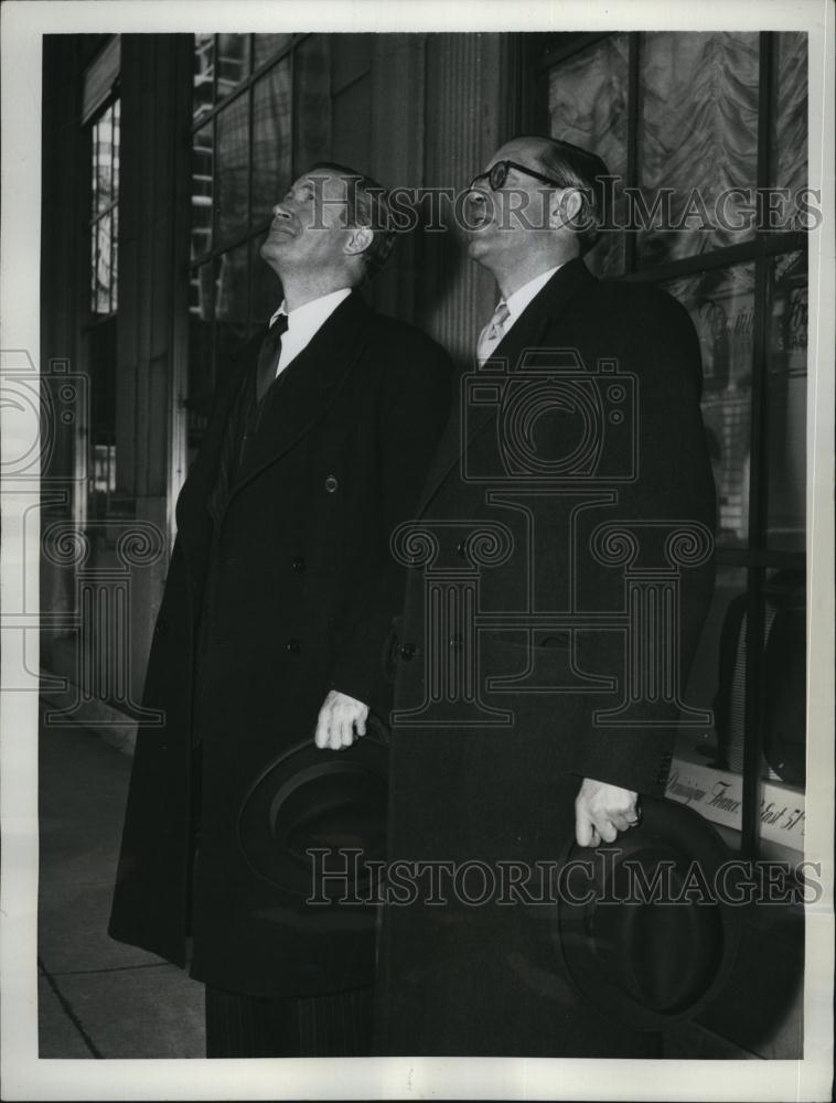 1957 Press Photo British Minister of Defense D Sandys with Sir Frances Rundall - Historic Images