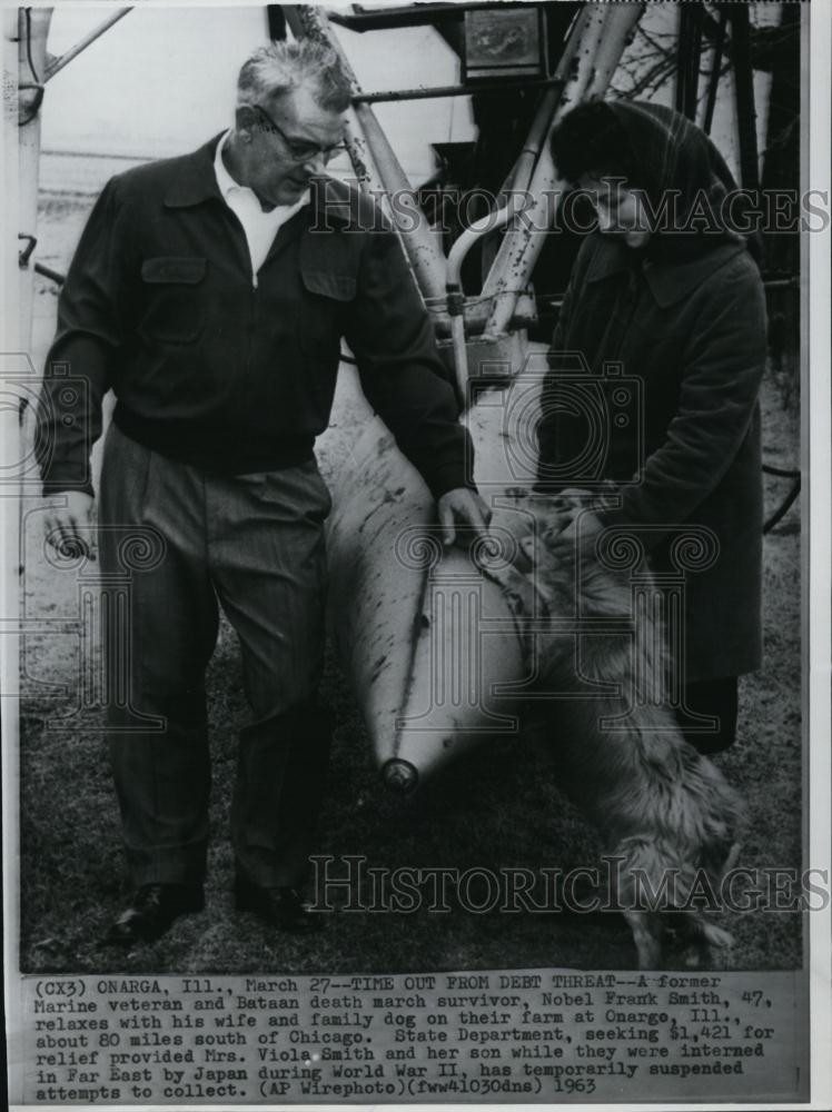 1963 Press Photo Former Marine Veteran Nobel Frank Smith With Wife Viola On Farm - Historic Images