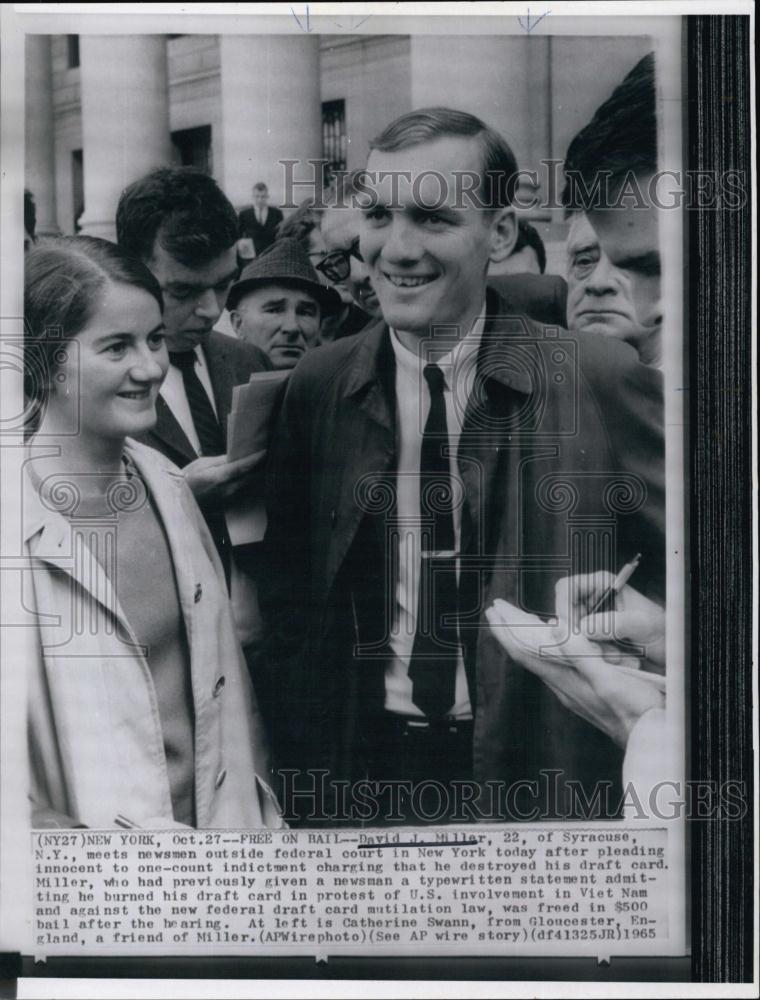 1965 Press Photo Draft Card Burner David J Miller Friend Catherine Swann - Historic Images