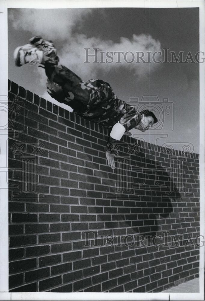 1989 Press Photo Army Captain Bob Thompson Going Through Obstacle Course - Historic Images