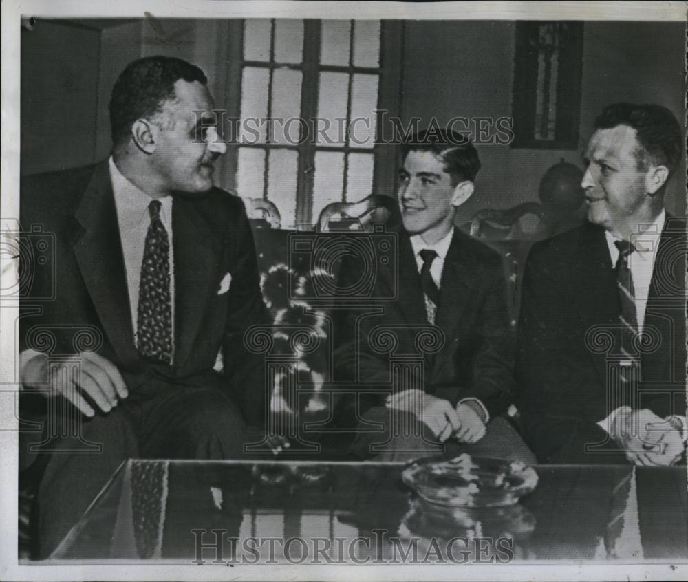 1956 Press Photo Egyptian Pres Abdel Nasser &amp; Dennis Briody &amp; dad Charles - Historic Images