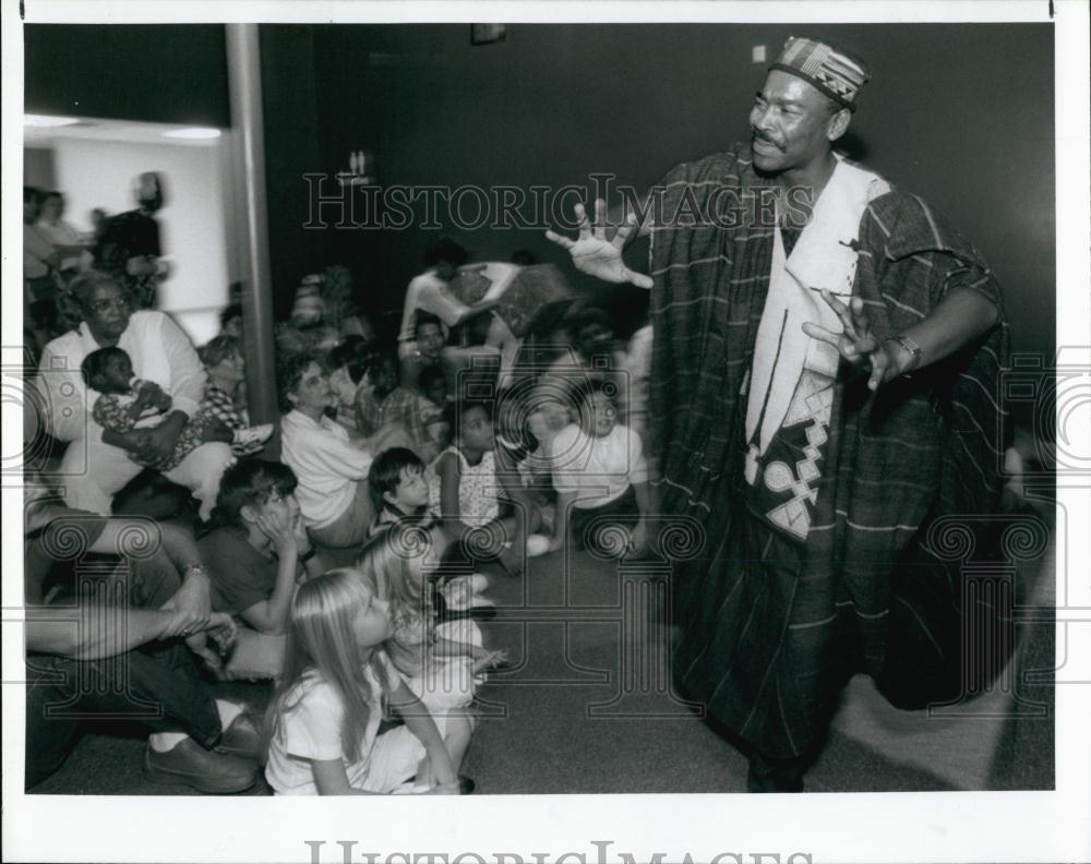 1990 Press Photo Uwezo &#39;Zo&#39; Sudan portraying African storyteller - RSL66585 - Historic Images