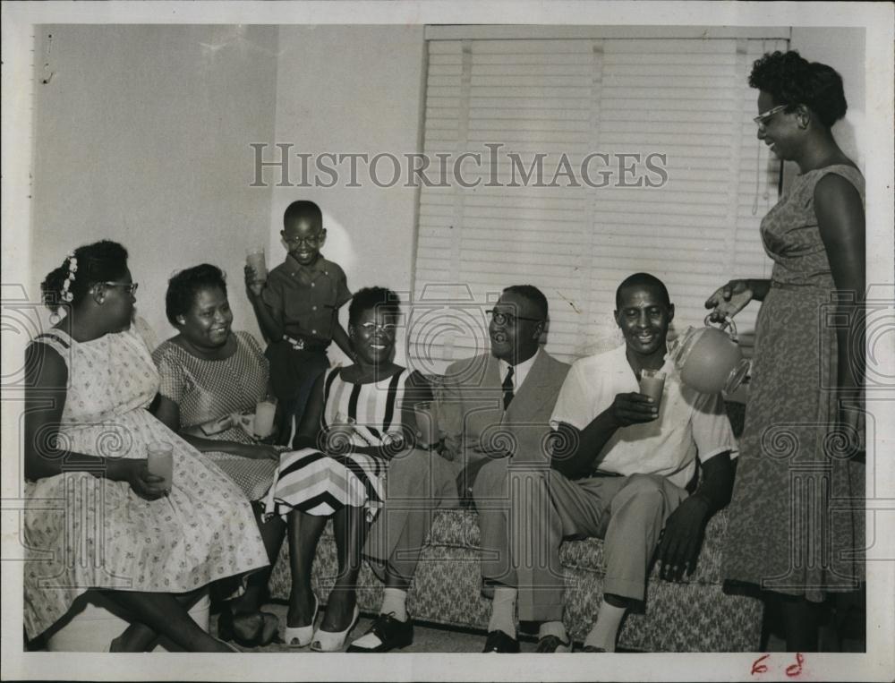 1958 Press Photo Mr and Mrs Walter Timmons with their family - RSL98831 - Historic Images