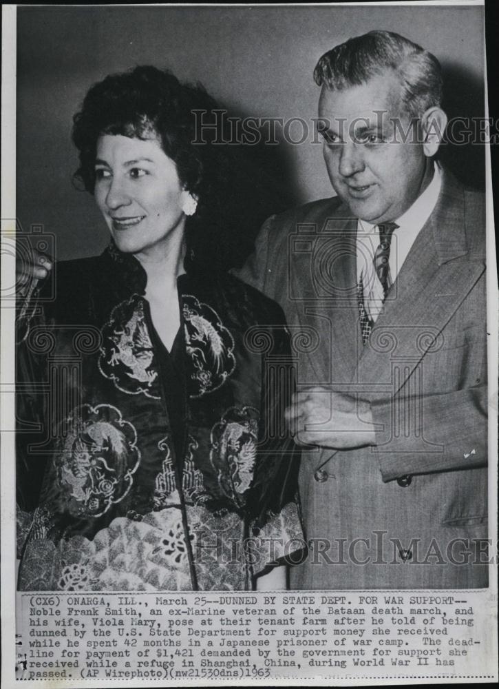 1963 Press Photo Ex-Marine Noble Frank Smith With Wife Viola Support Money - Historic Images